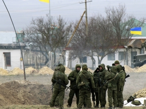 În decursul nopţii trecute insurgenţii au continuat să tragă foc asupra poziţiilor ucrainene în direcţiile Doneţk, Lugansk şi Mariupol