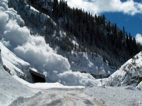 Snow avalanche threat remains in Carpathians