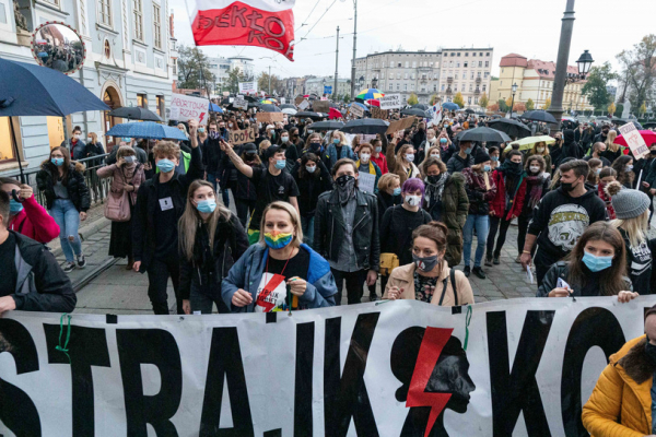 У Польщі вагітна загинула після відмови лікарів робити аборт: люди вийшли на масові протести