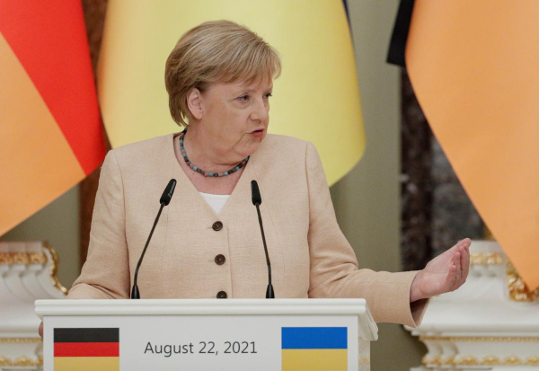 Чому Меркель блокувала поставки зброї Україні, але оснащувала російські дрони — правда від експерта